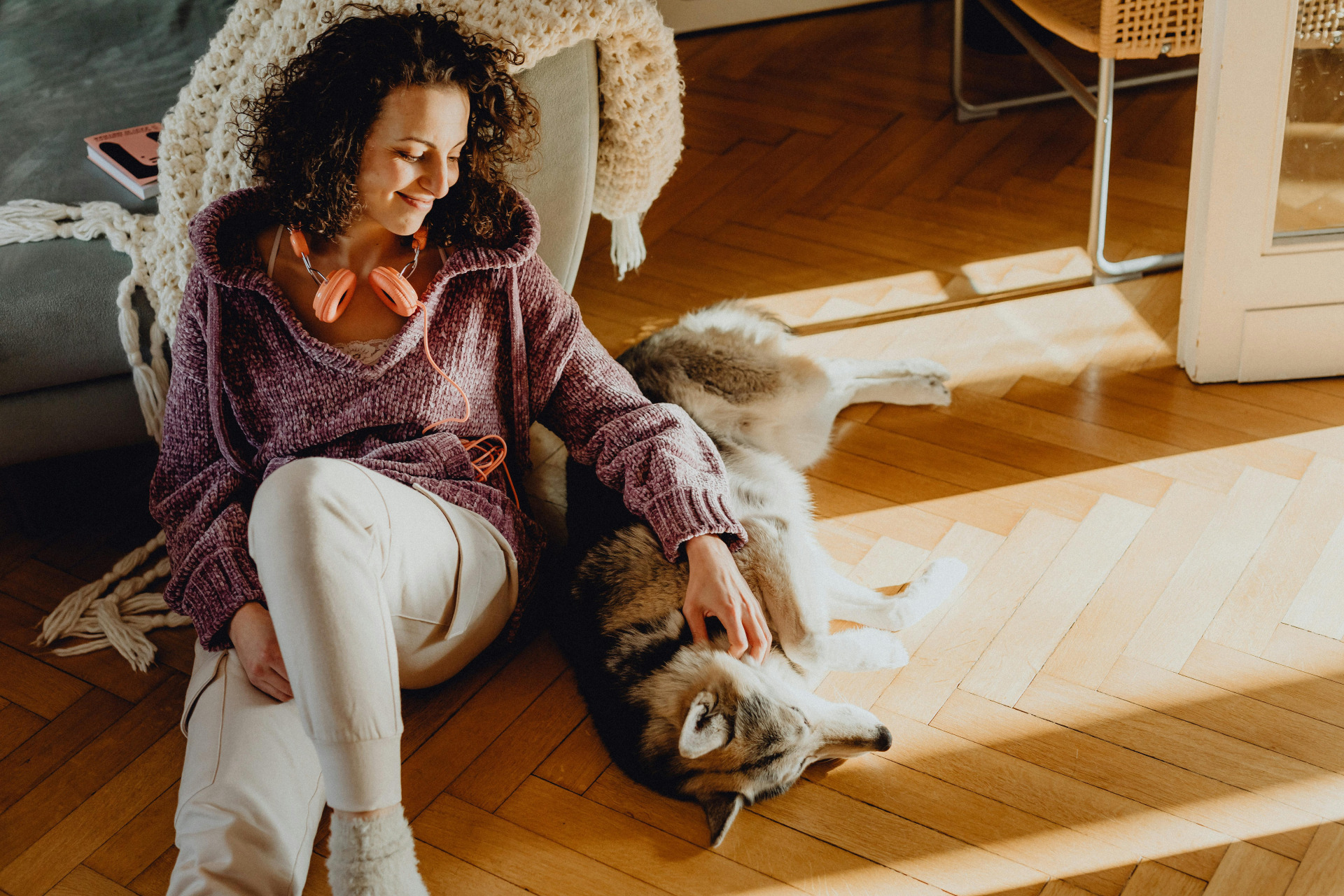 Image représentant une femme avec son chien à l'aise dans son intérieur, avec une belle luminosité